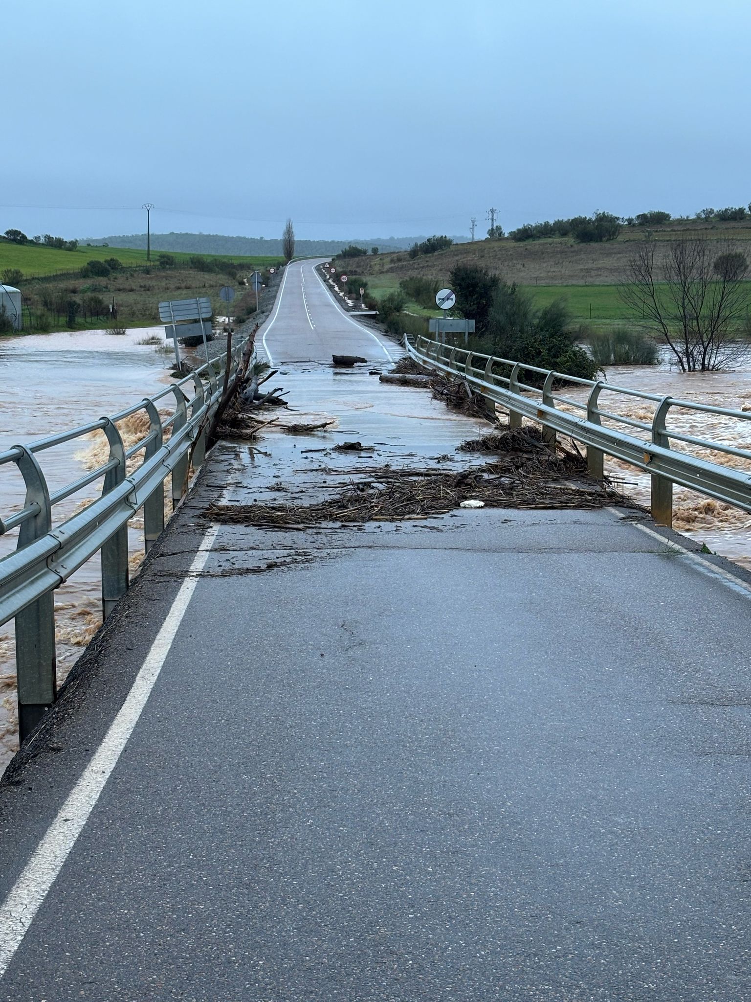 El cauce del río ha superado el nivel de un puente en la carretera Ba-118, que une Retamal de Llerena con la Ex-103.