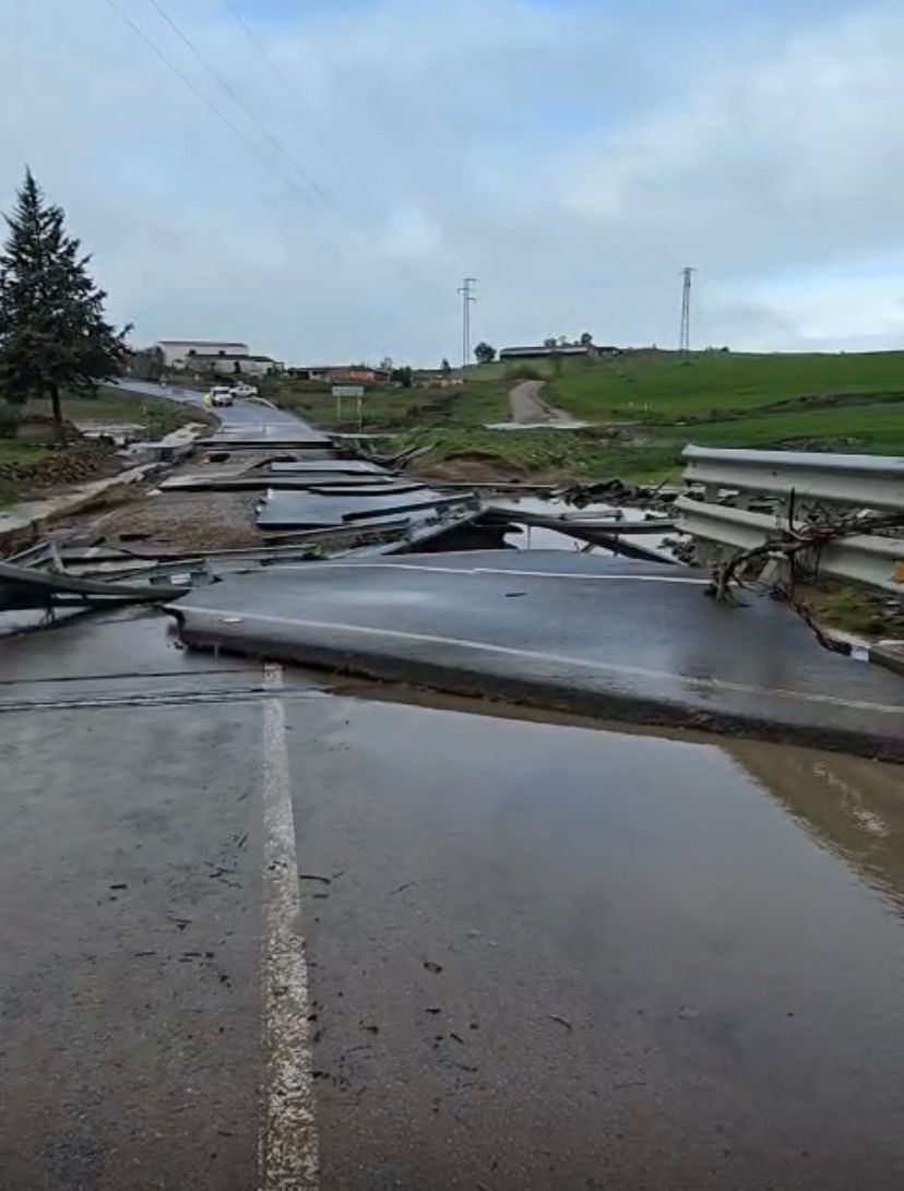 El agua se ha llevado parte del asfalto en un puente de la carretera BA-086, a la salida de Maguilla en dirección a Llerena