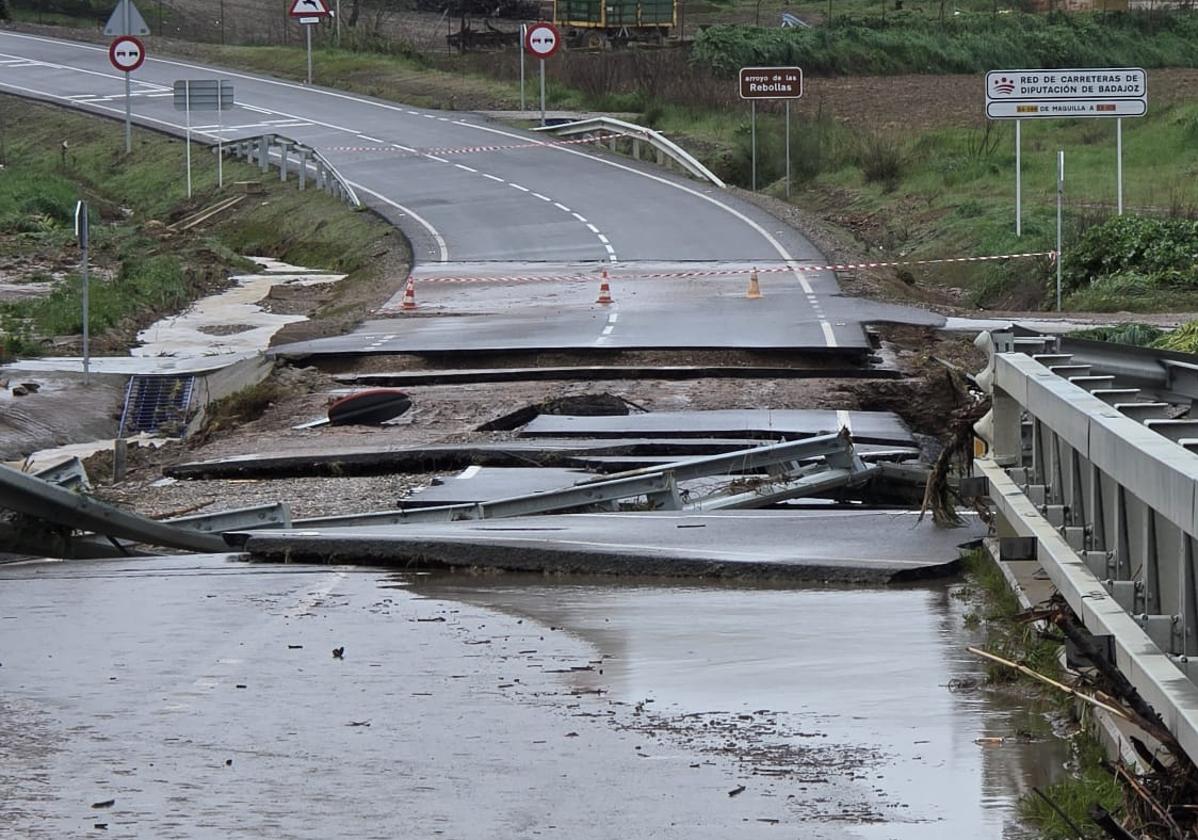 El arroyo de las Rebollas se ha llevado parte del asfalto en la salida de Maguilla a Llerena.