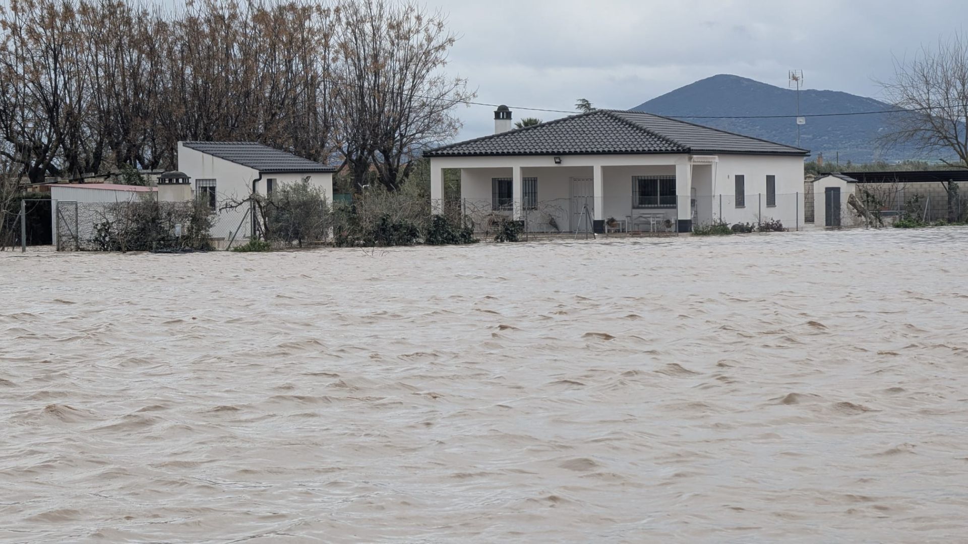 Agua rodeando una casa de campo de Medellín. 