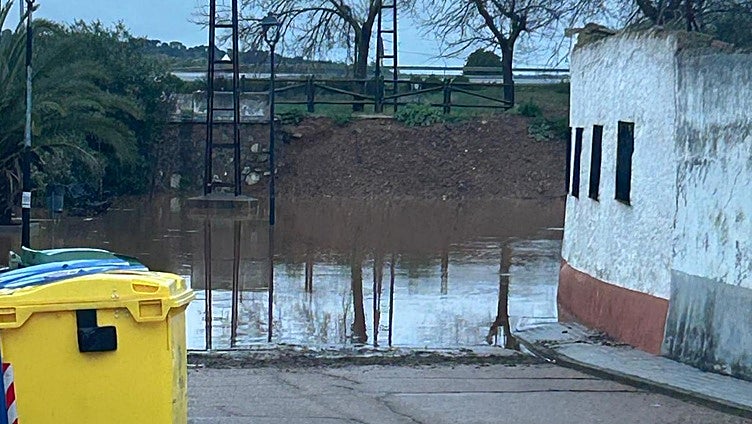 El río Palomillas se queda a unos metros de inundar algunas viviendas en Palomas