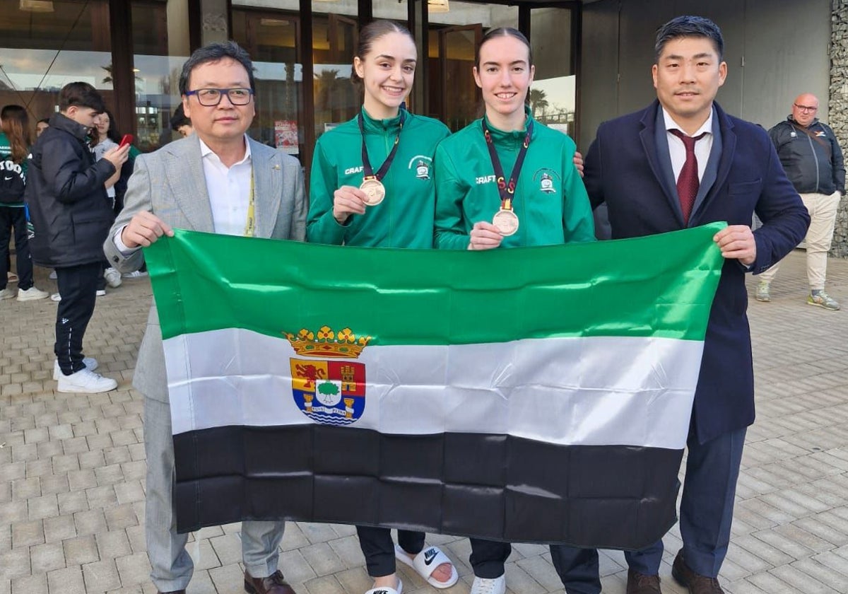 Kim Man Young (coach), Ana Llorente, Covadonga Rosa y Yong Kim Sin (delegado federativo).