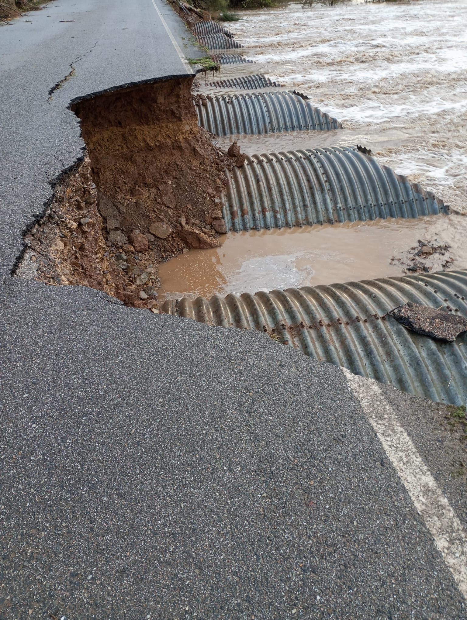 La crecida del río Viar, que desemboca en la presa de El Pintado en Cazalla de la Sierra, ha causado desperfectos en el asfalto de un puente de una pista asfaltada que une Puebla del Maestre con Fuente del Arco