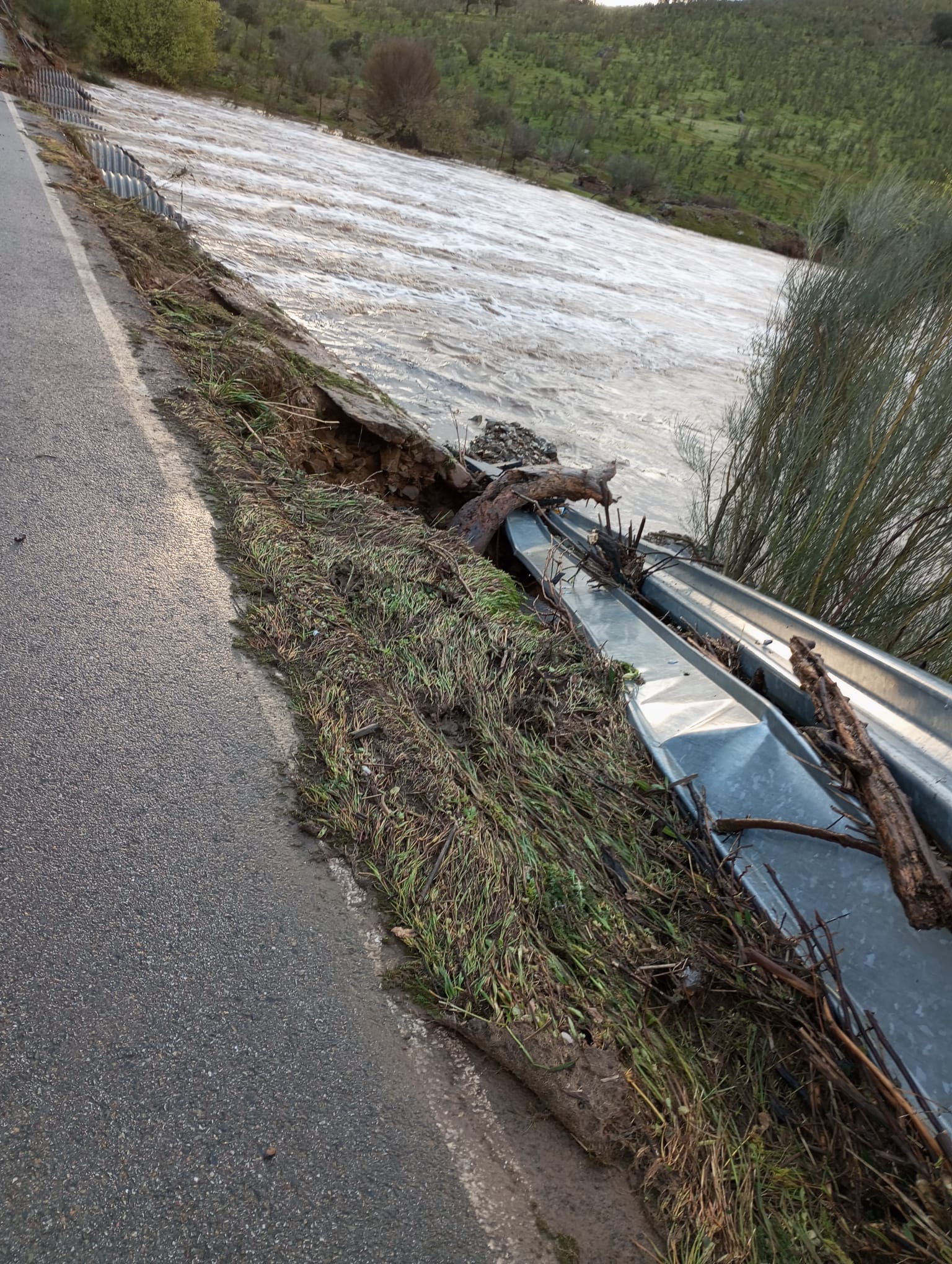 La crecida del río Viar, que desemboca en la presa de El Pintado en Cazalla de la Sierra, ha causado desperfectos en el asfalto de un puente de una pista asfaltada que une Puebla del Maestre con Fuente del Arco