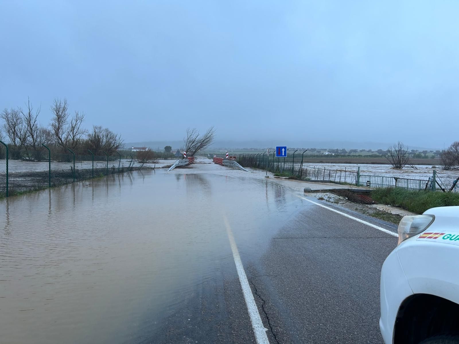 Carretera cortada en Quintana de la Serena