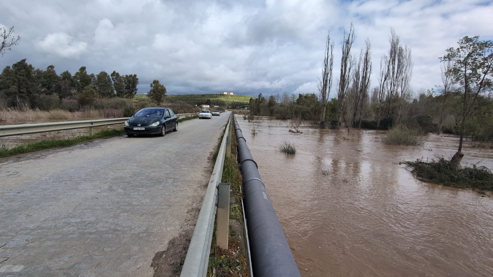 El río Zújar a su paso por Villanueva de la Serena. Se ha desbordado un badén.