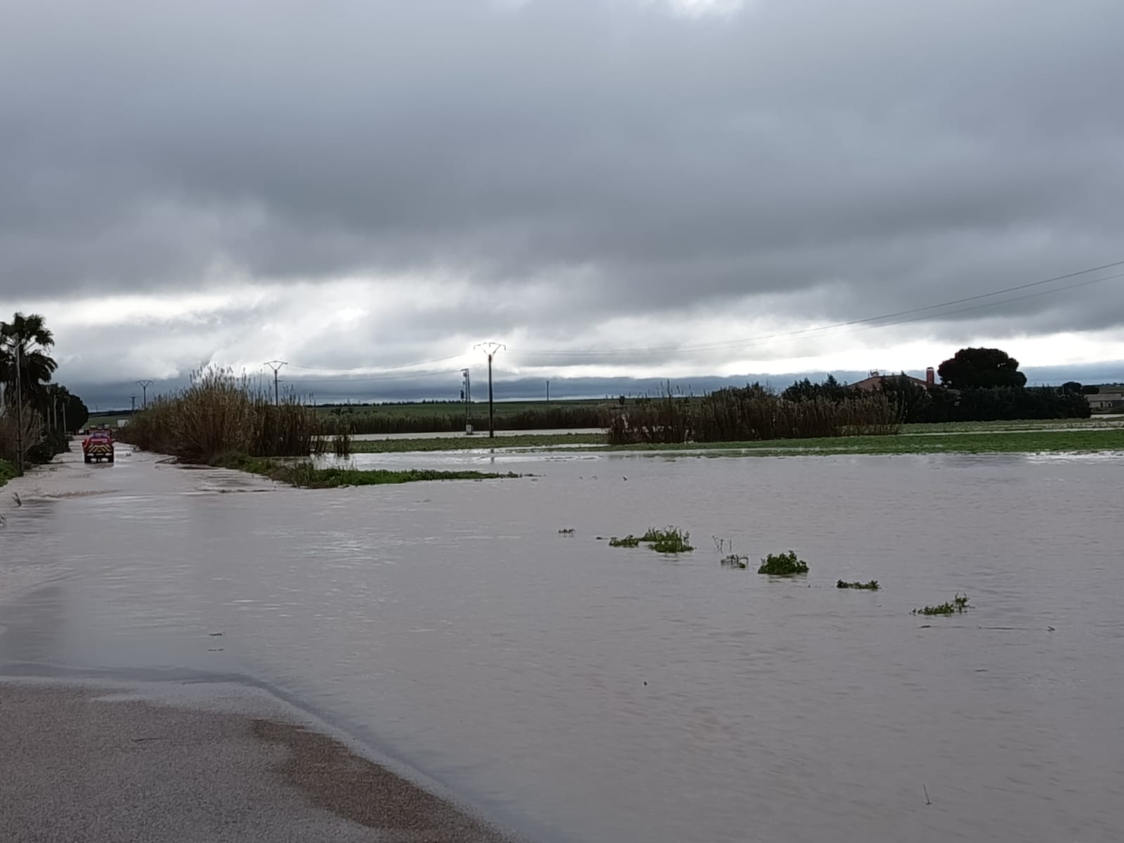 El río Zújar a su paso por Villanueva de la Serena. Se ha desbordado un badén.