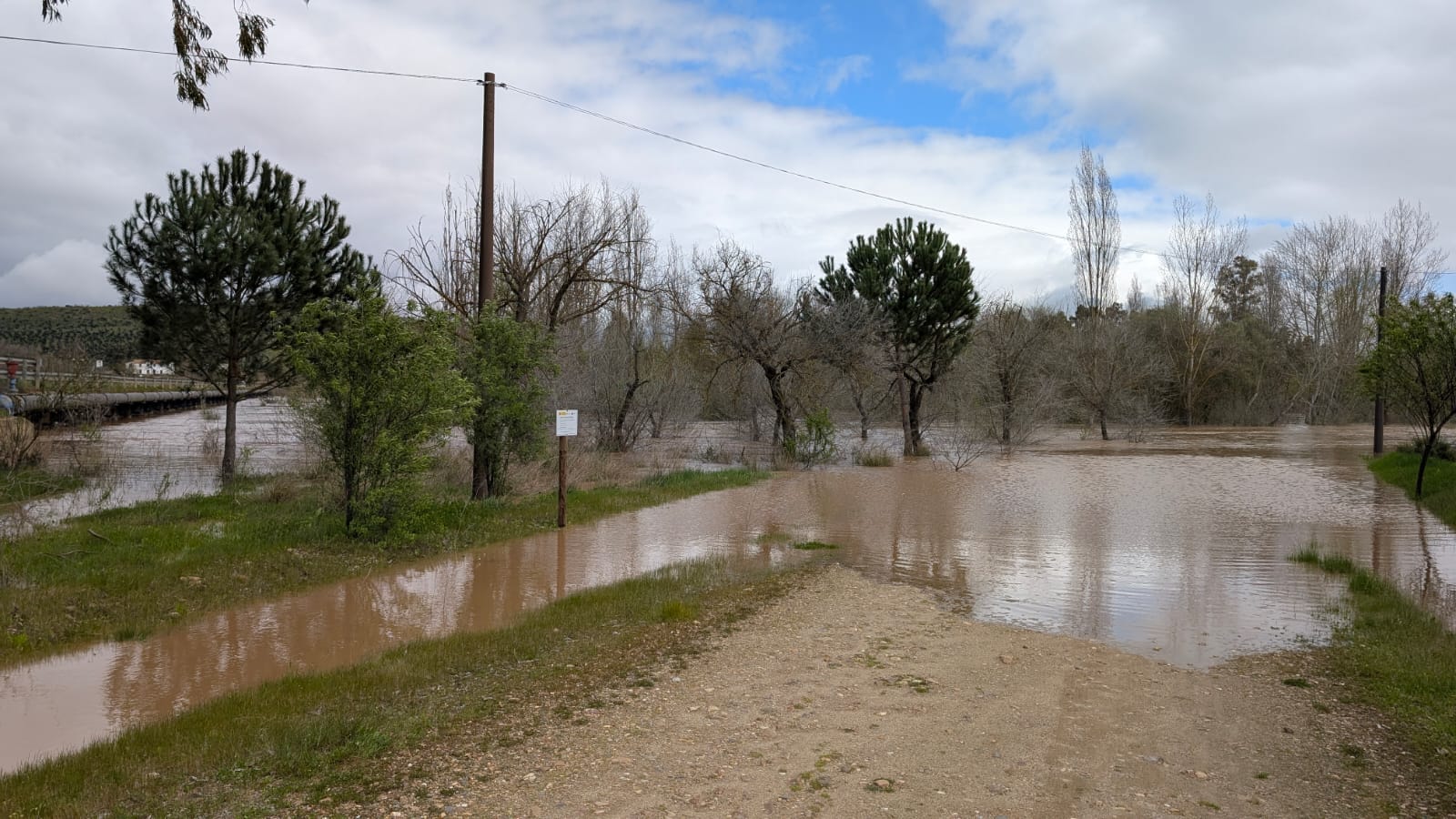 El río Zújar a su paso por Villanueva de la Serena. Se ha desbordado un badén.