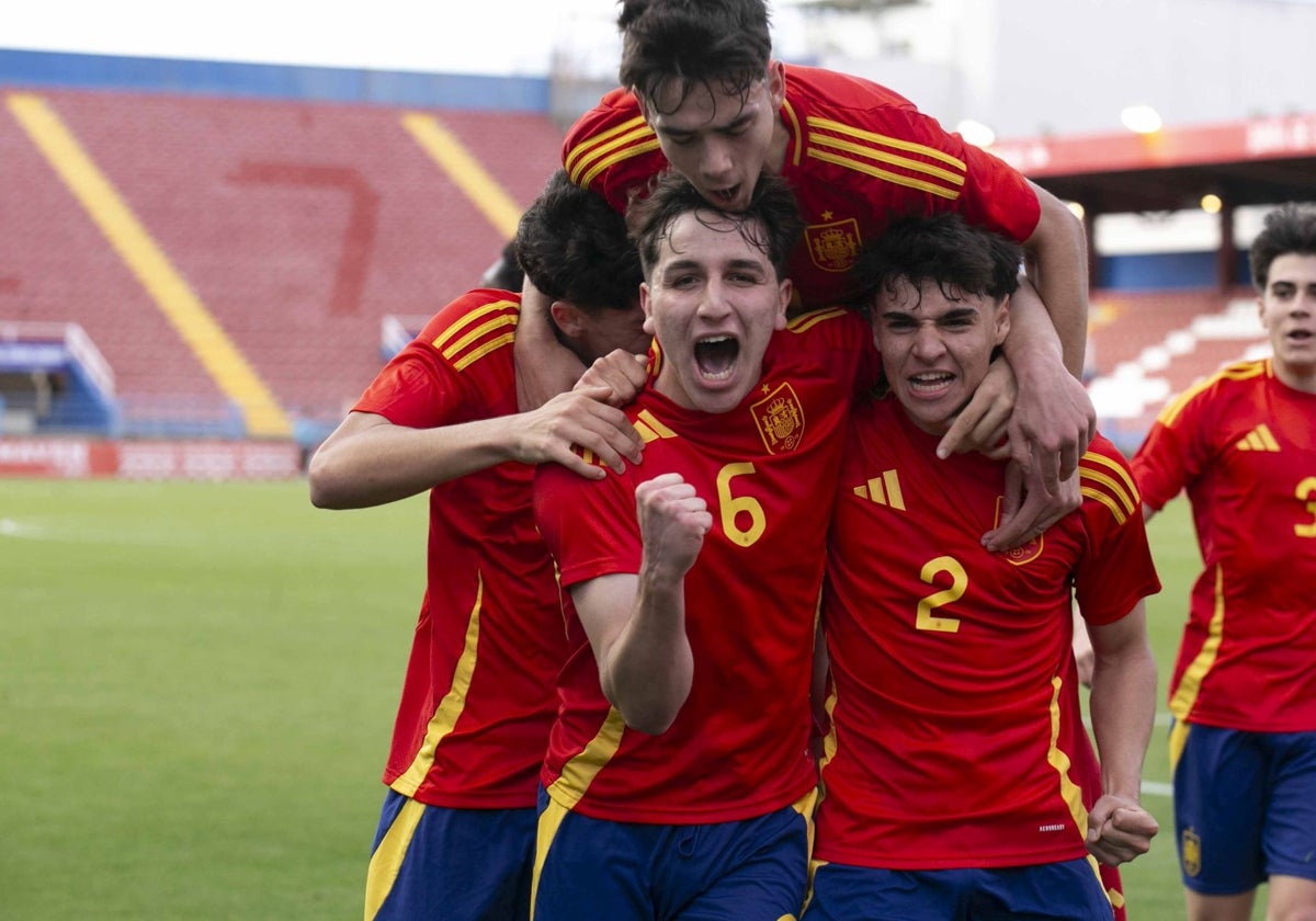 Pedro Rodríguez (6) celebra el primer gol de España tras un centro de Nil (2).