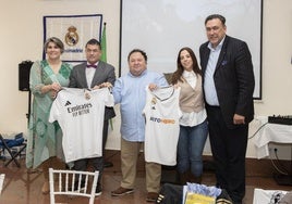 Morales y Biriukov posan con representantes de la peña.