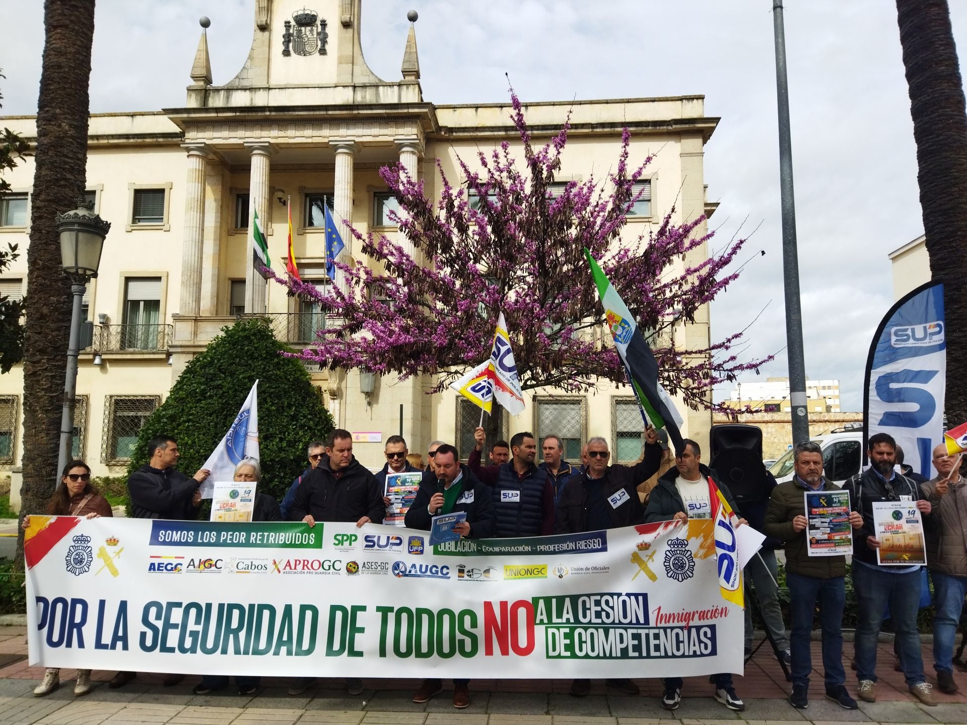 La protesta se ha celebrado frente a la Delegación del Gobierno en Badajoz.