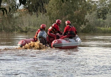 Rescatan en balsa a cuatro atrapados que buscaban espárragos en Montijo