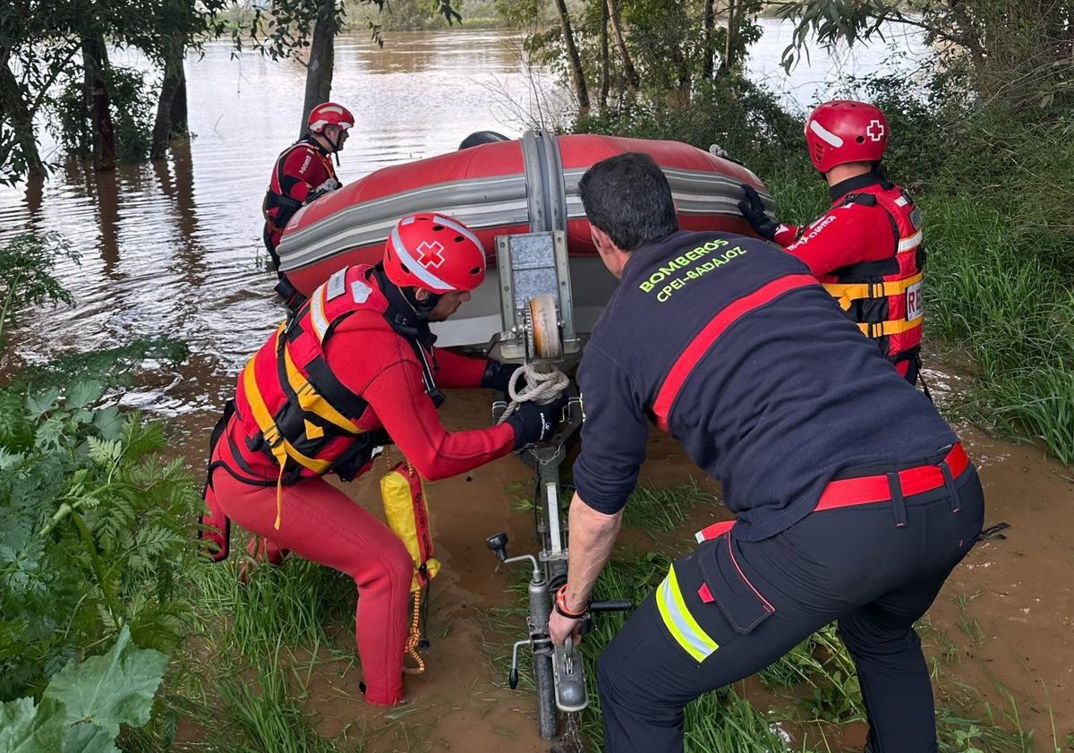 Imagen principal - Rescate de los tres afectados en Montijo.