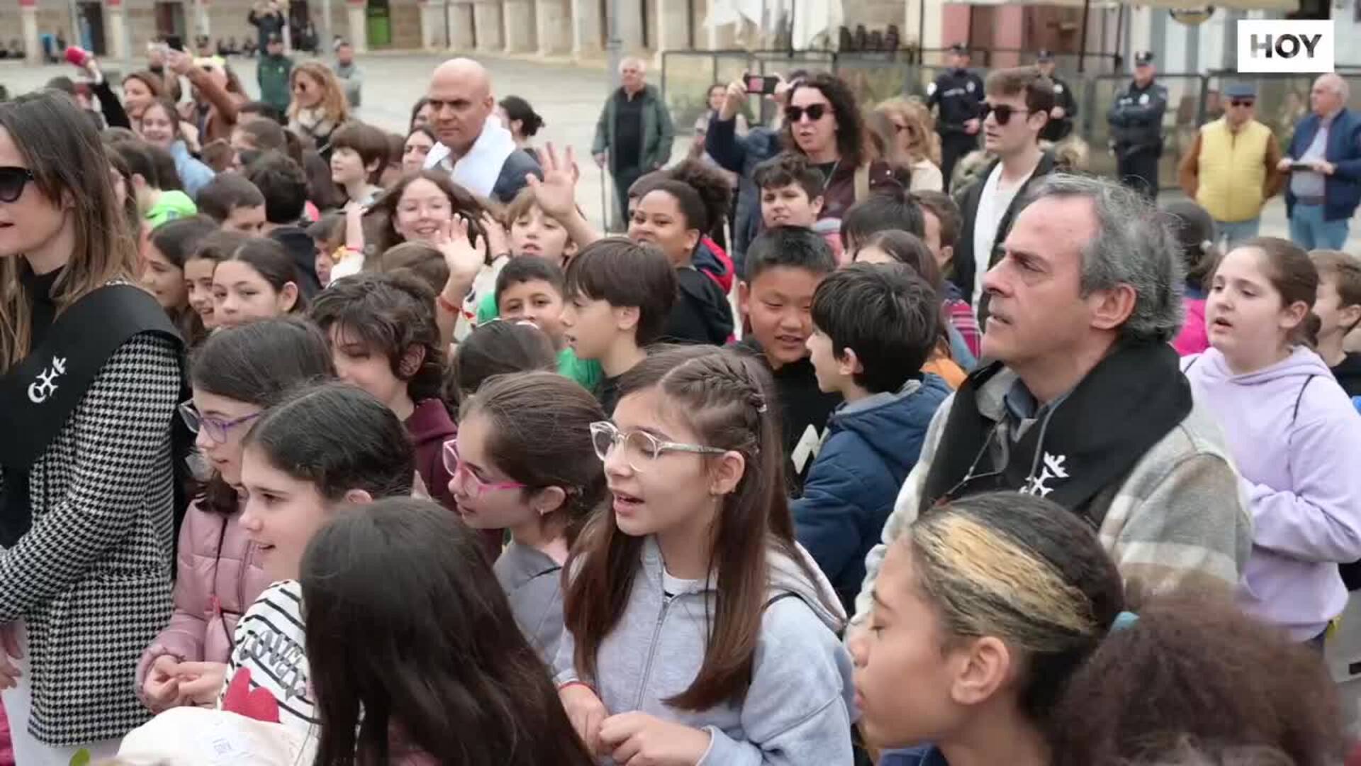 Badajoz celebra San José con un acto institucional y un izado de bandera ante 200 escolares en la Plaza Alta