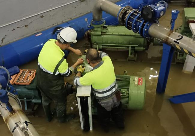 Operarios trabajando este miércoles en la estación de tratamiento de Los Molinos.