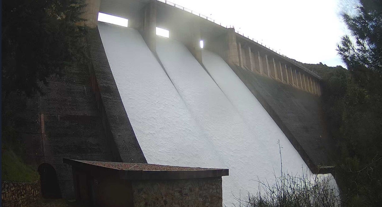 La presa de Cancho del Fresno, en Cañamero, lleva varios días soltando agua.