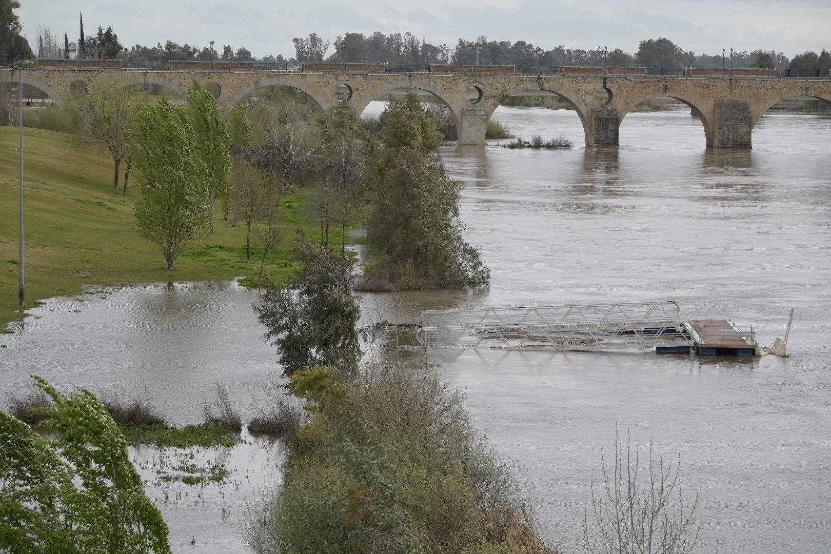 La crecida del Guadiana en Badajoz, en imágenes