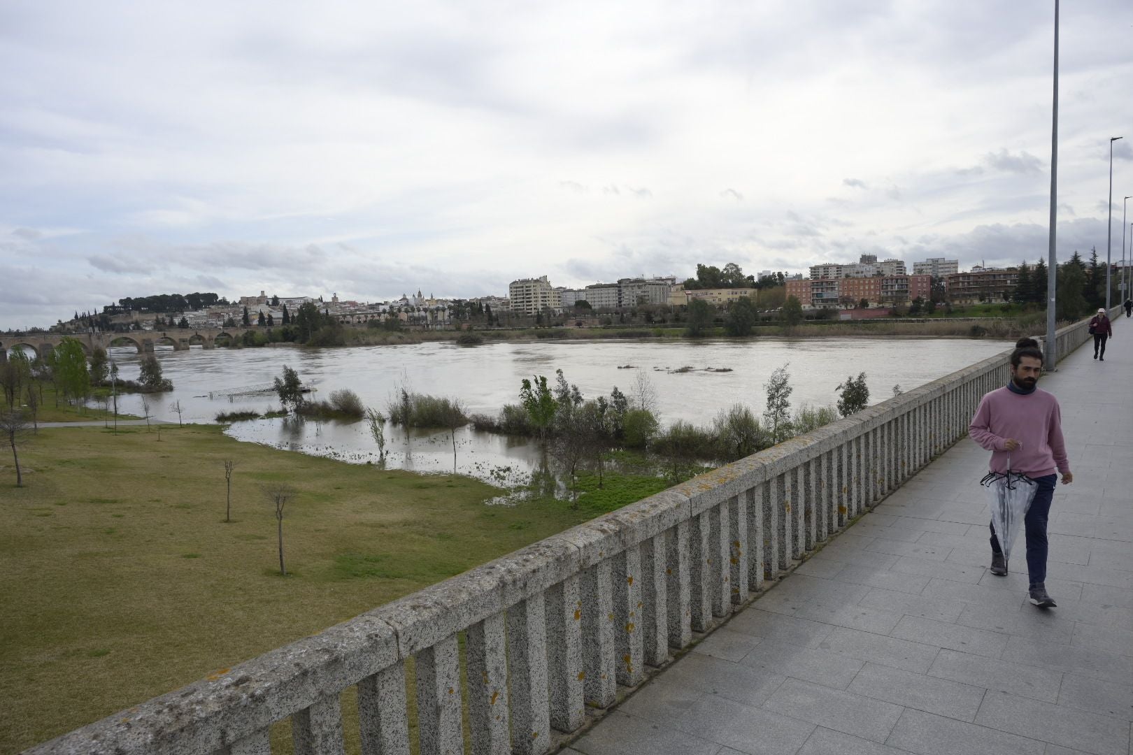 La crecida del Guadiana en Badajoz, en imágenes