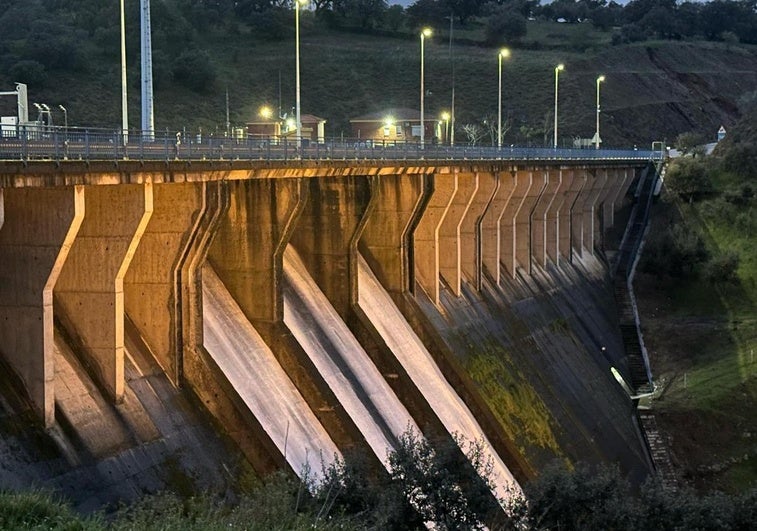 La presa de Tentudía suelta agua pro primera vez desde 2013.