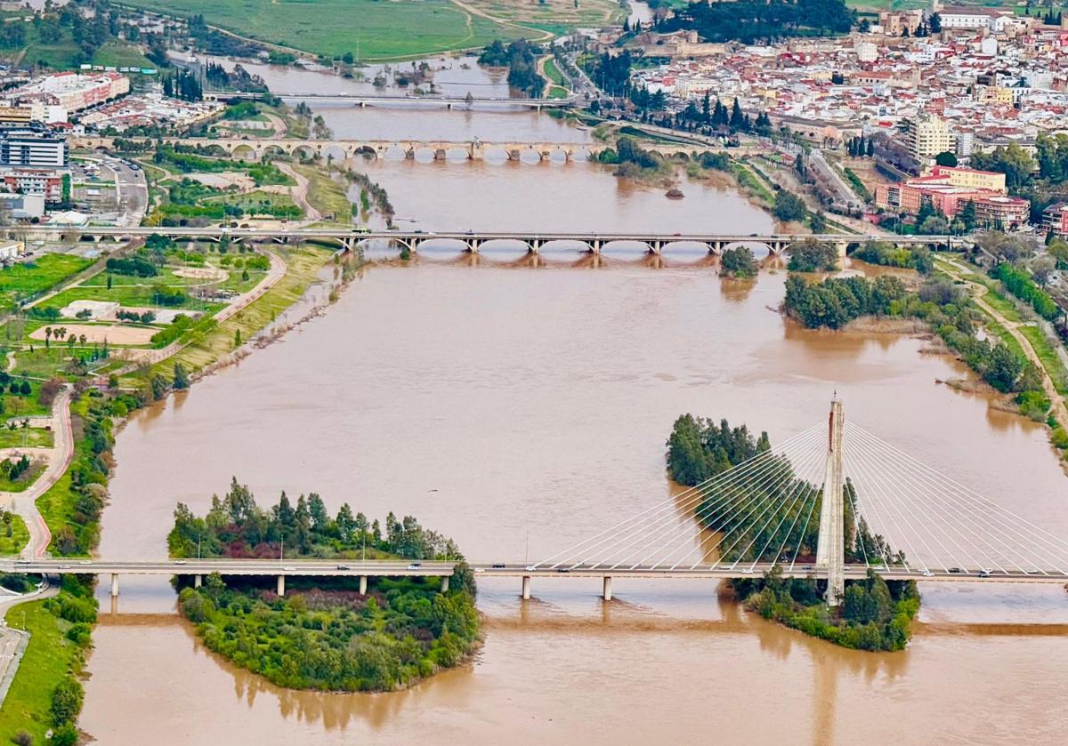 Imagen principal - El azud del Guadiana alivia 700 metros cúbicos por segundo