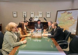 Un momento de la reunión de Guillermo Santamaría con el equipo de gobierno de Plasencia.