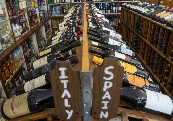 Estantería con vinos italianos y españoles en Nueva York.