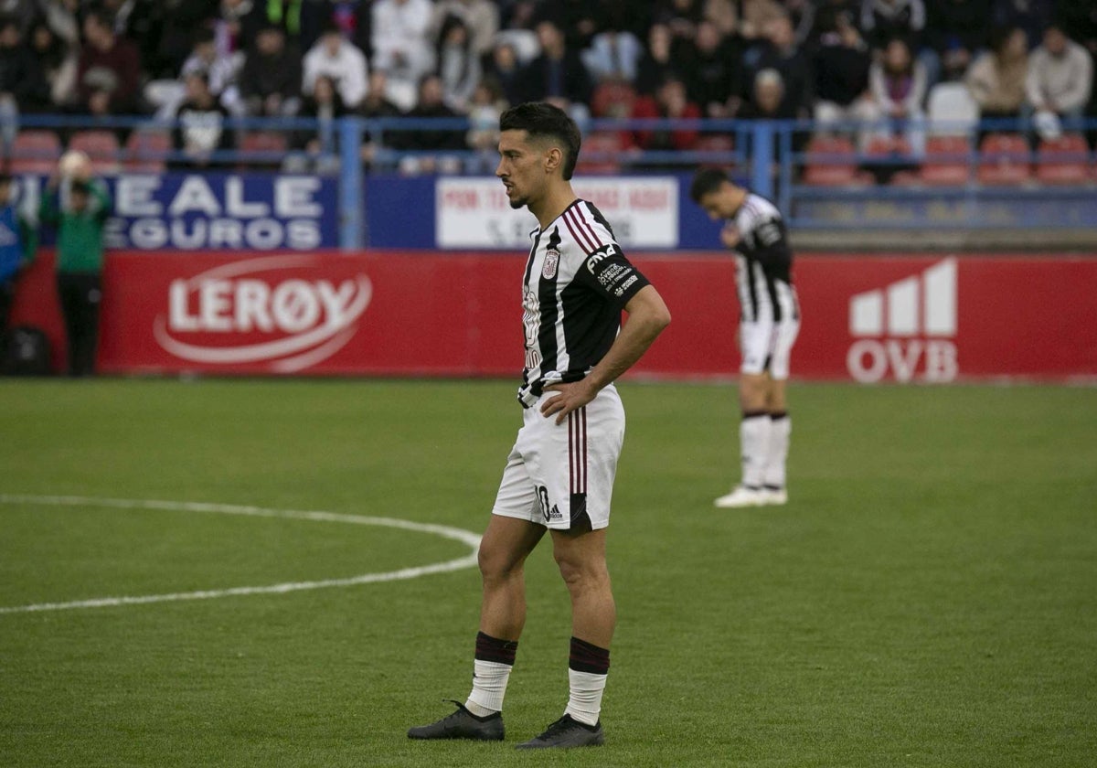 Jorge Barba, cabizbajo en el duelo ante el Extremadura disputado en el Francisco de la Hera.