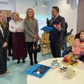 La infanta Elena visita una sala sensorial del centro de día de Mi Princesa Rett.