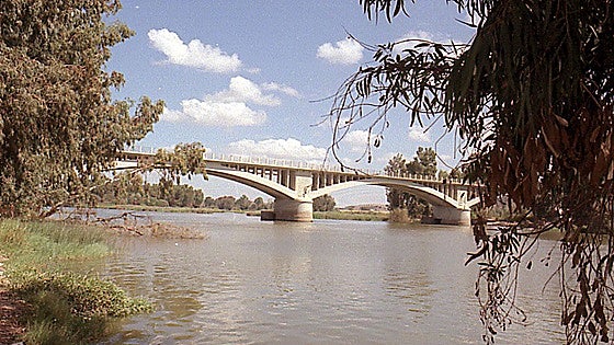 El Guadiana circula con una altura de 4,57 metros por el puente de los suspiros, en Lobón