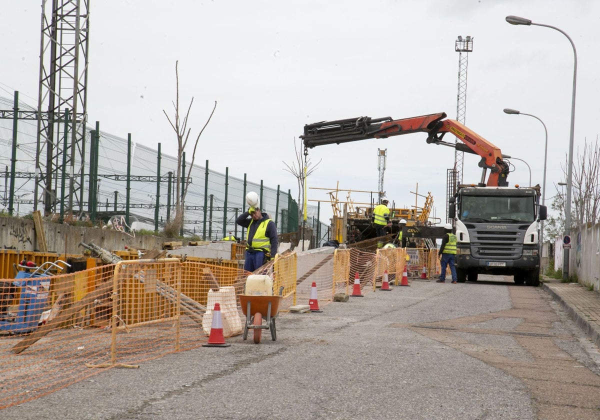 Los operarios trabajando en el acceso a la terminal de mercancías.