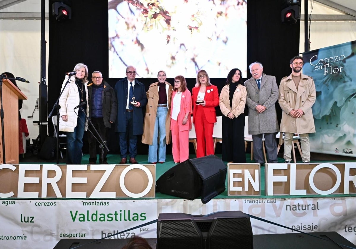 Autoridades junto a los galardonados con la Cereza de Oro en la inauguración de la Fiesta del Cerezo en Flor.