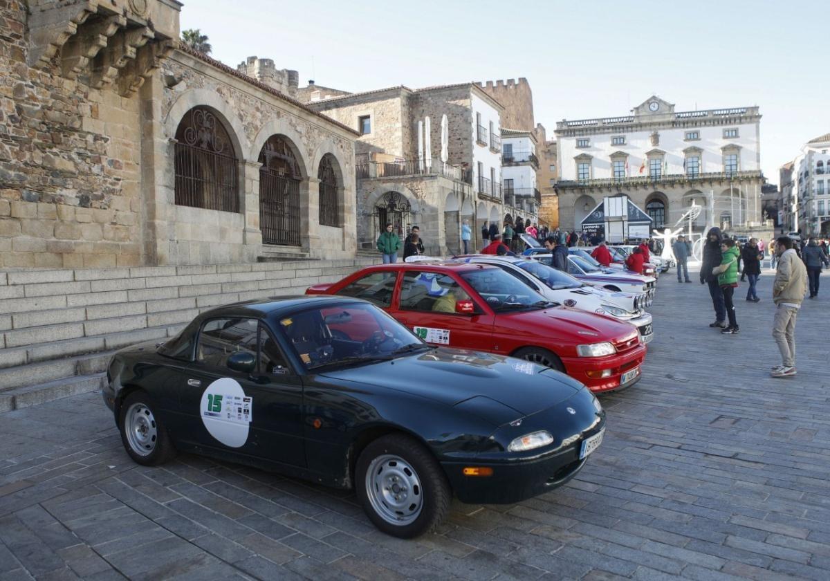 Un centenar de coches históricos se exhibirán este sábado en la Plaza Mayor