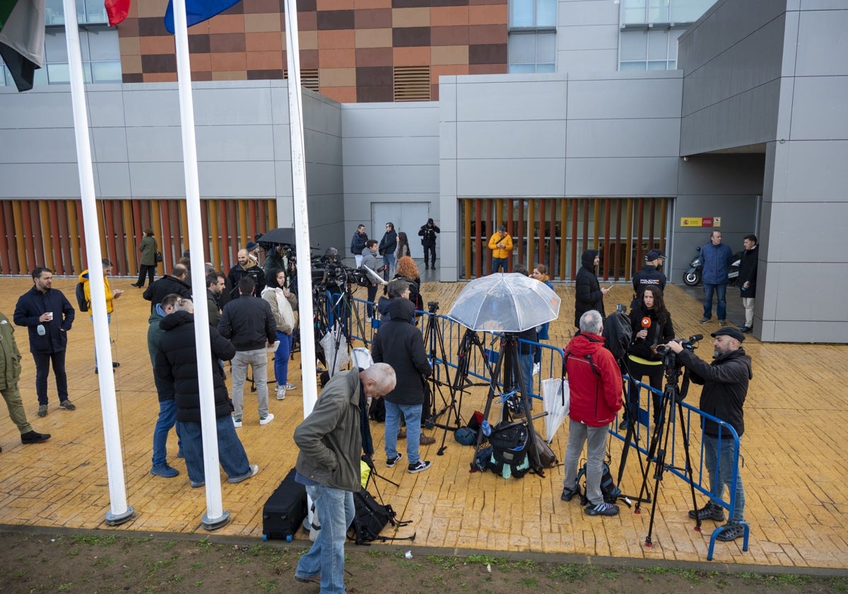 Medios de comunicación a las puertas del juzgado el día de la declaración de David Sánchez.