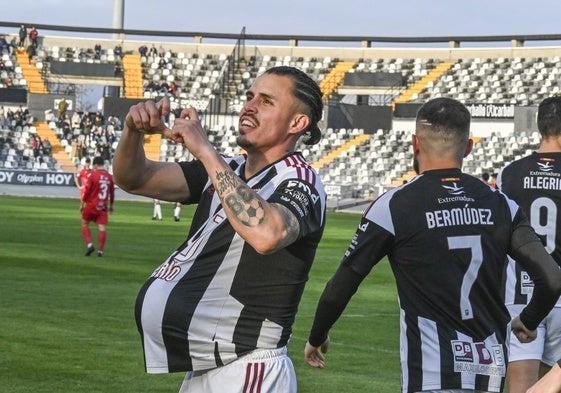 Gustavo Quezada celebra su primer gol con el Badajoz ante el Diocesano.