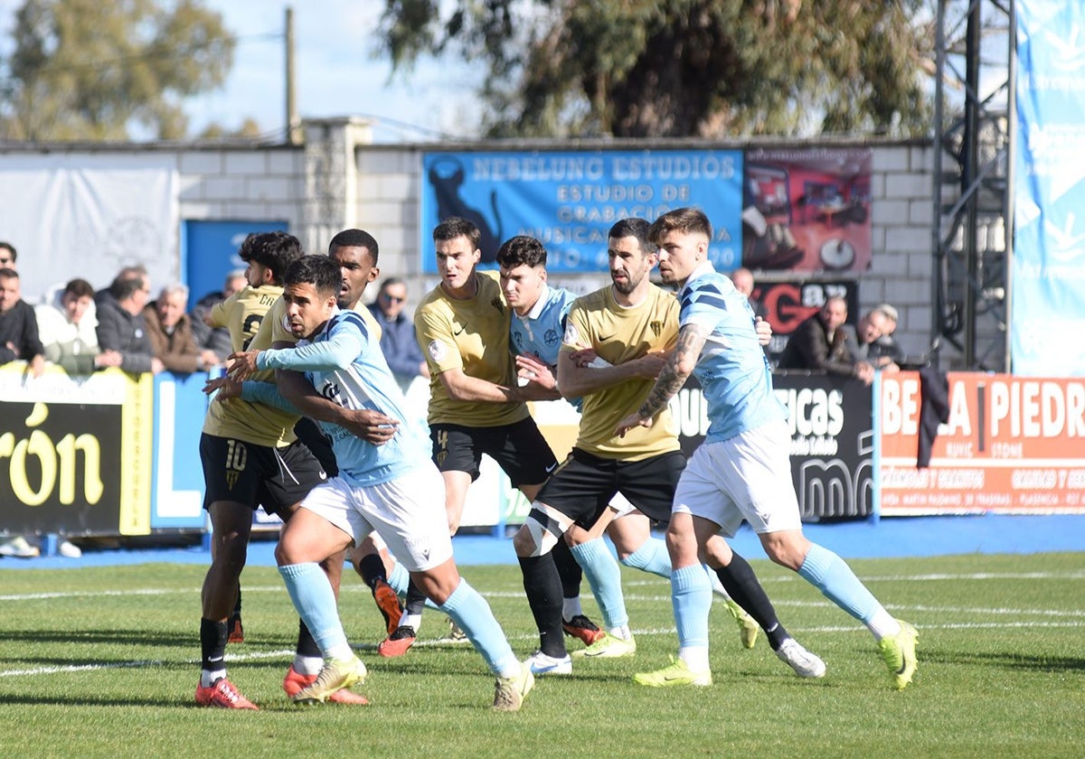 Acción del duelo entre el Coria y el Moscardó de la pasada jornada.