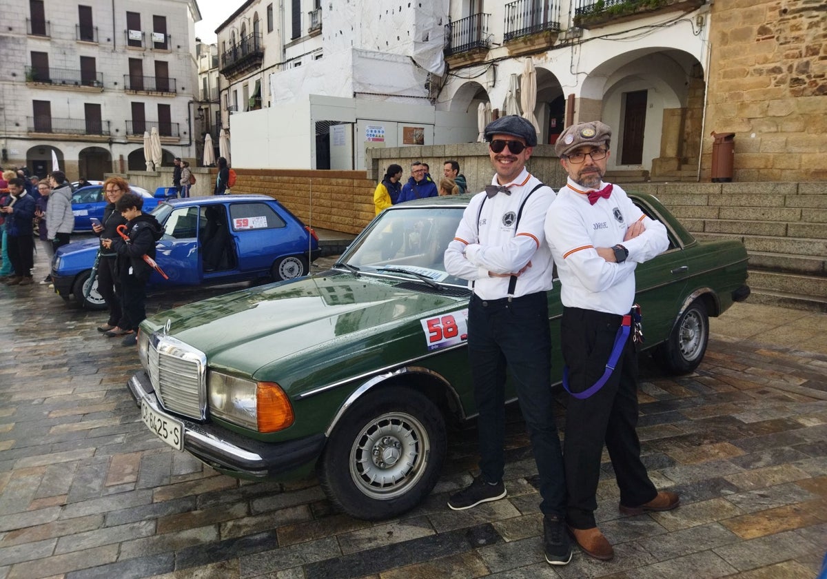 Alberto y Jorge junto al Mercedes de 1979 con el que participan en el rallye.