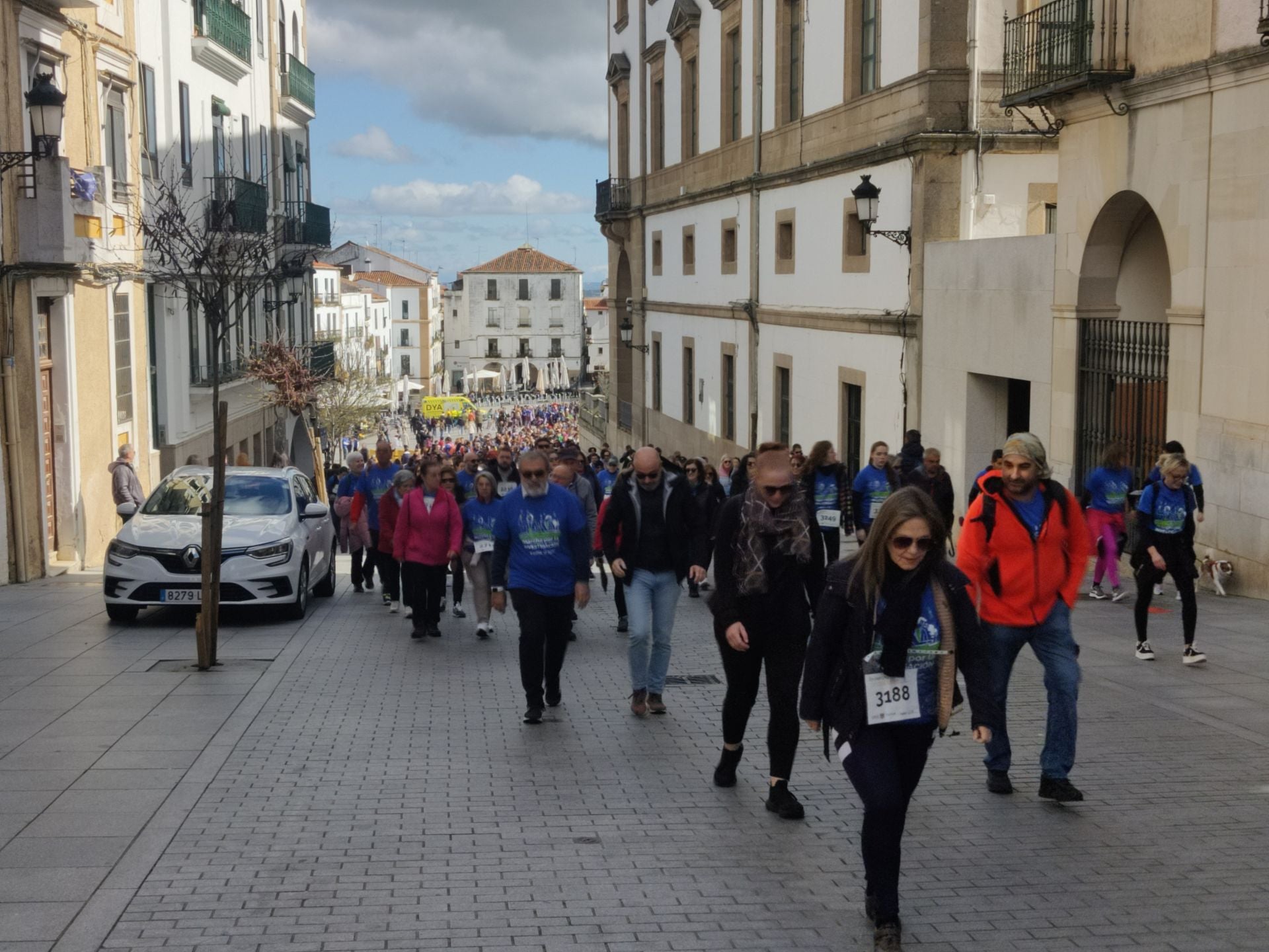 La marcha contra el cáncer en Cáceres, en imágenes