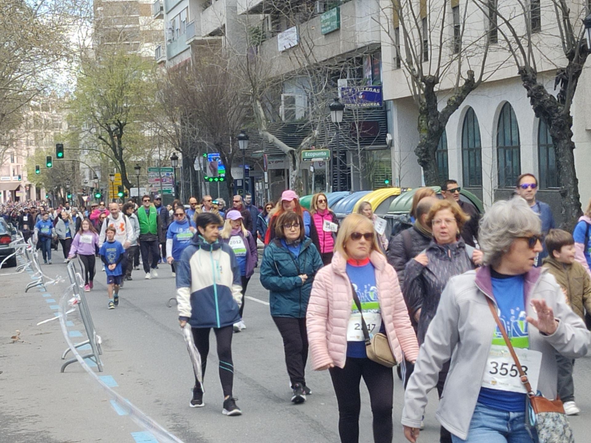 La marcha contra el cáncer en Cáceres, en imágenes