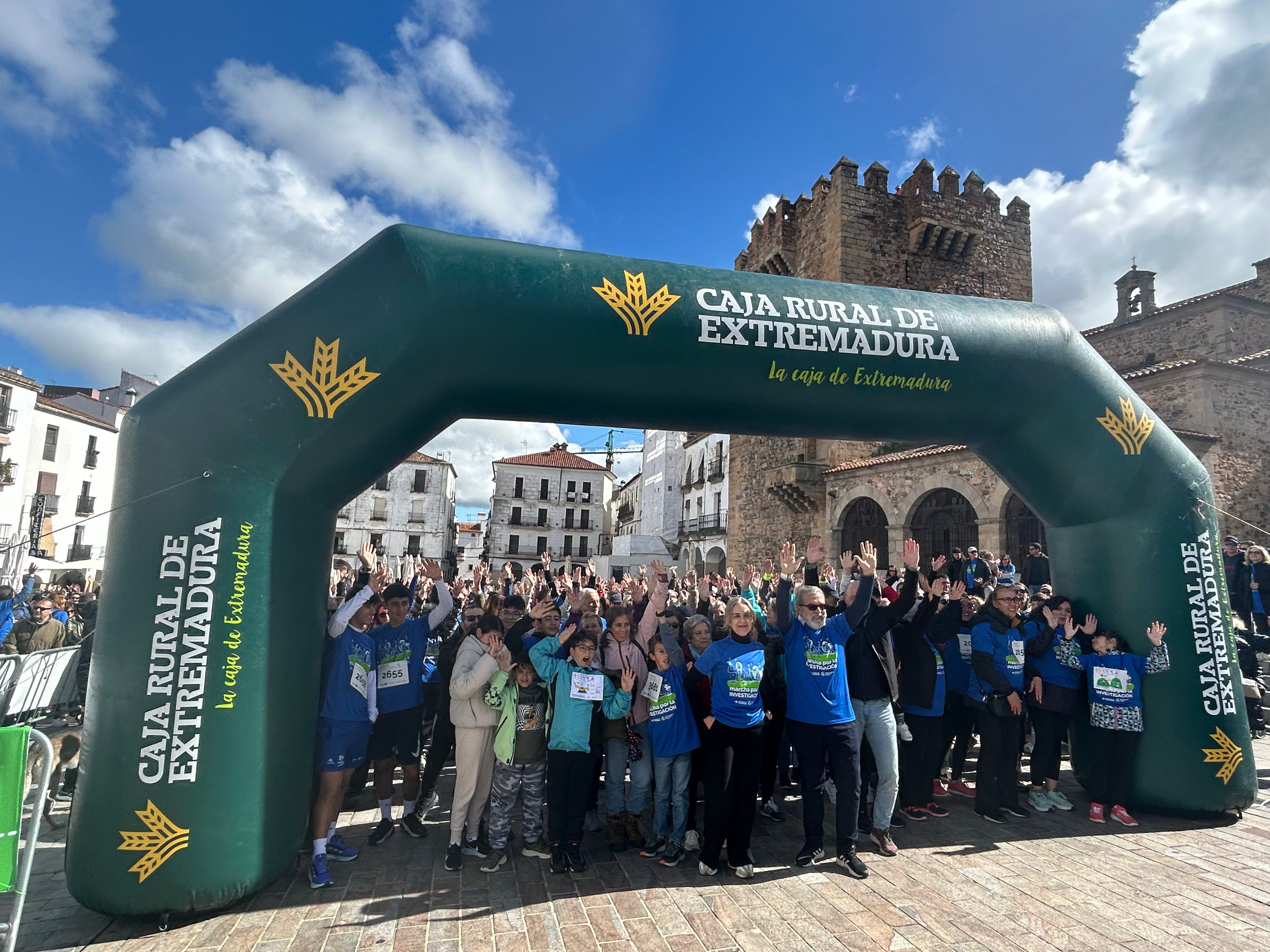 La marcha contra el cáncer en Cáceres, en imágenes