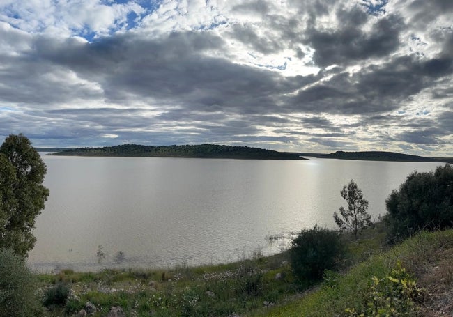 Embalse de Alange, que ha ganado casi 93 hectómetros en una semana.