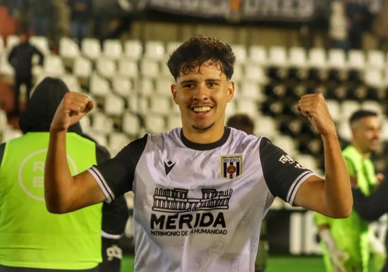 Miguel Carvalho celebra la victoria del pasado viernes en el Romano.