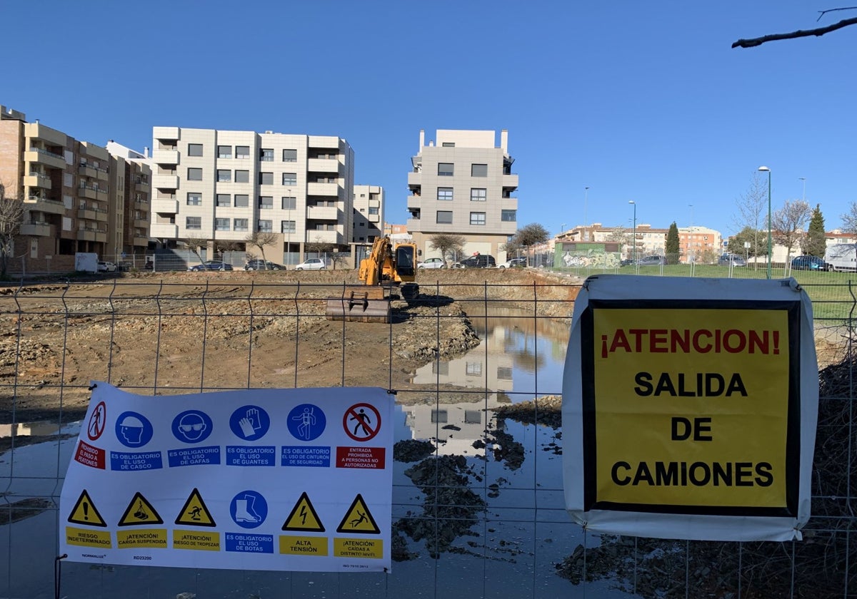 Terrenos en las inmediaciones de la avenida de Dulcinea en los que ya han empezado los trabajos con maquinaria pesada.