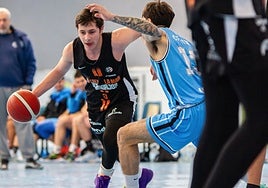 El Vítaly La Mar BCB UEx se llevó el derbi pacenseante el Baloncesto Badajoz.