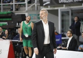 Adrià Alonso, técnico del Cáceres, con gesto serio en el Multiusos.