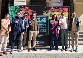 Las autoridades con el artel de la prueba en la fachada del Ayuntamiento de Badajoz.