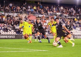 Juanjo Sánchez marcando su último gol ante el Intercity.