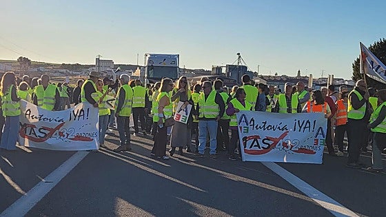 Manifestantes cortan la N-432 en Berlanga para exigir al Gobierno la conversión en autovía