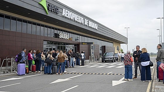 Los pasajeros procedentes de Canarias esperaron casi una hora un transporte con el que llegar a Badajoz