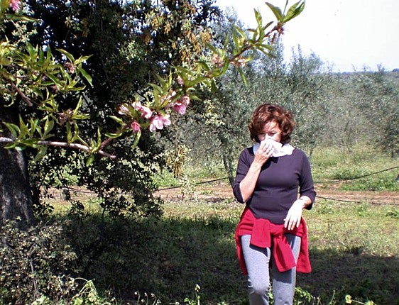 Mujer con alergia primaveral en Extremadura.