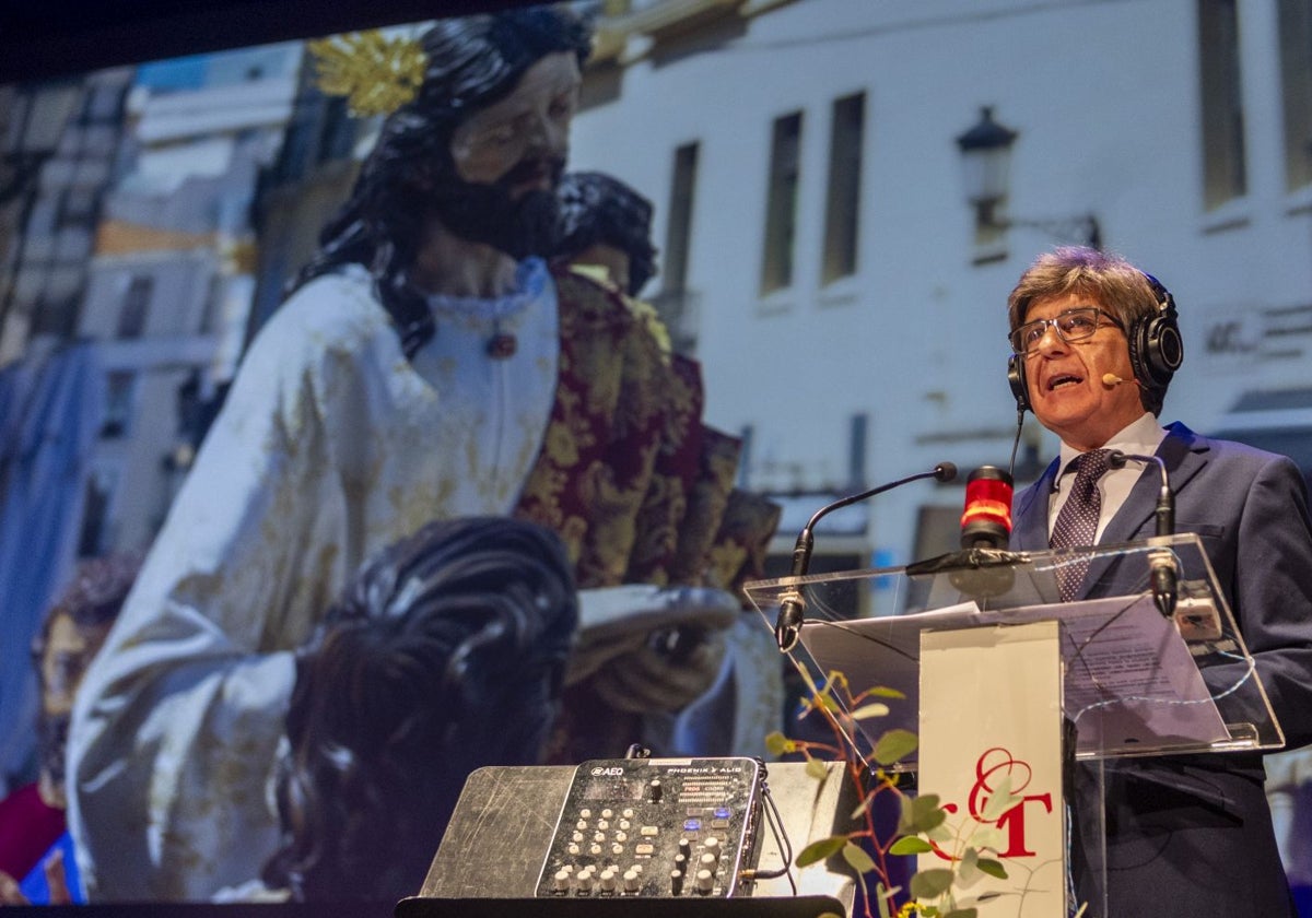 José Enrique Pardo, este jueves durante su pregón de la Semana Santa de Cáceres en el Gran Teatro.